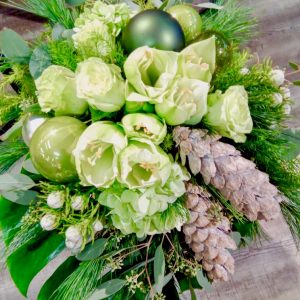 Blumenstrauss_ Winterzauber_in_weiss _grün, _Amaryllis _mit _winterlichem _Beiwerk