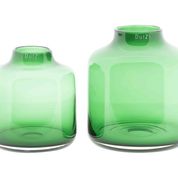 schlichtes mundgeblasenes Glas in transparentem Waldgrün, rund mit schmalerem Rand oben